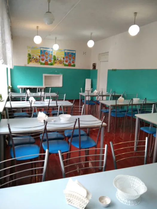 новая мебель в обеденном зале