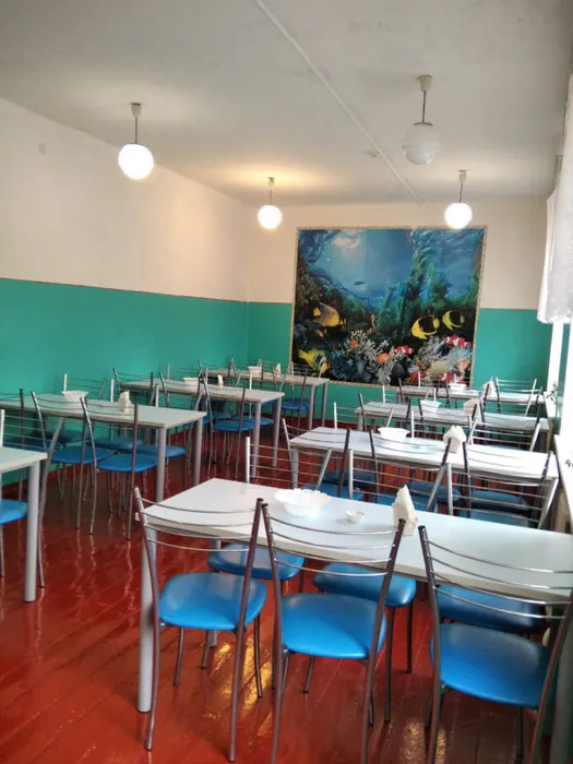 новая мебель в обеденном зале