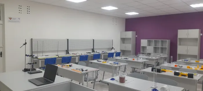 физика акцентная стена