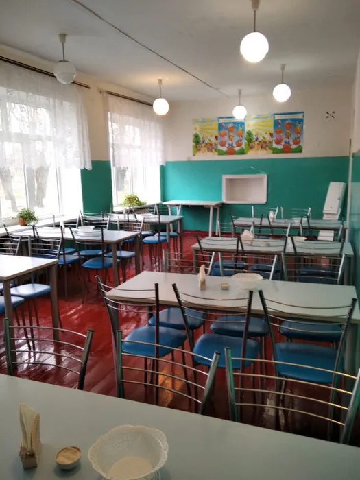 новая мебель в обеденном зале